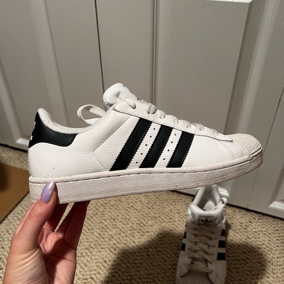 Adidas Superstar shoes. Ladies 9. Good condition a few scuffs - Picture 3 of 7